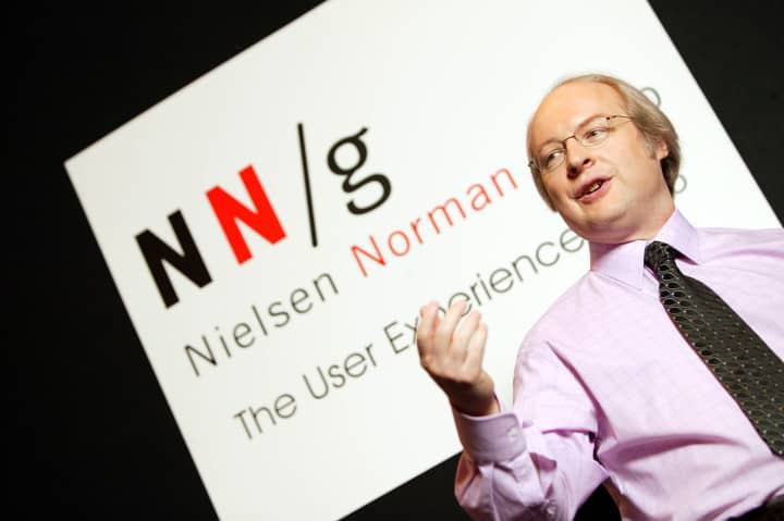 Fotografía de Jakob Nielsen hablando en público