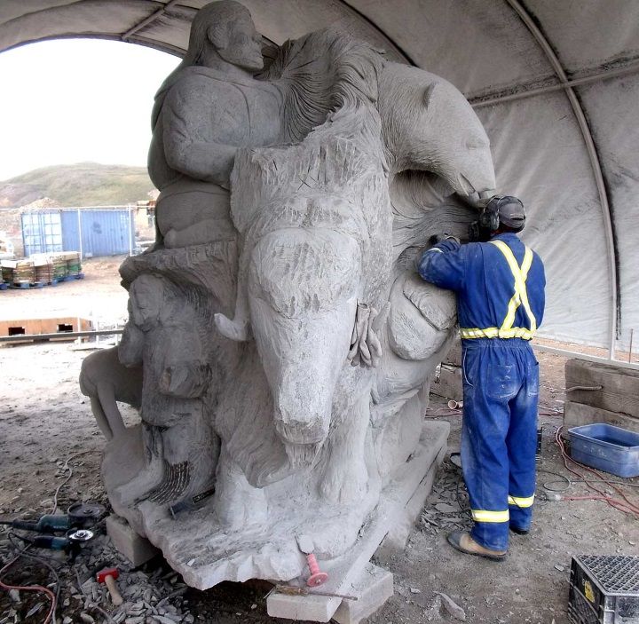 Fotografía de un escultor tallando una escultura