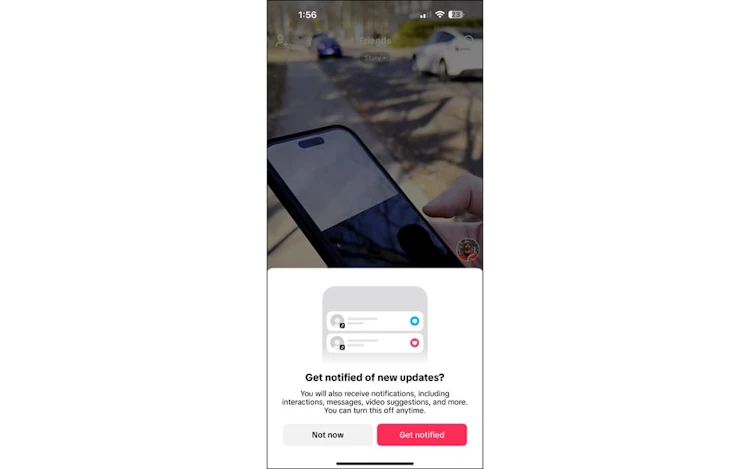 Pop-up de TikTok en móvil solicitando permiso para enviar notificaciones, con el botón «Get notified» en rojo prominente y el botón «Not now» en gris discreto
