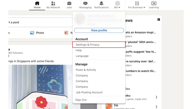 Menú de perfil de LinkedIn con la opción «Settings & Privacy» resaltada, primer paso de la ruta de tres submenús para acceder a la configuración de privacidad de datos